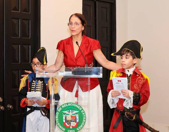 ML | Durante la presentación de la antología infantil sobre Simón Bolívar.