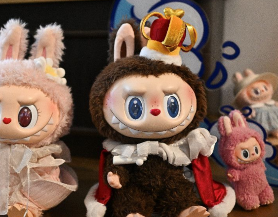 AFP | Los muñecos chinos de dientes afilados Labubu.