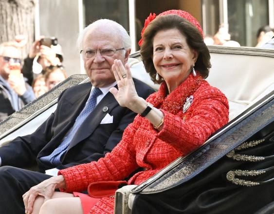 AFP | El rey Carlos XVI Gustavo de Suecia y la reina Silvia de Suecia recorren las calles de Estocolmo en una comitiva fúnebre tirada por caballos durante la celebración de sus bodas de oro.
