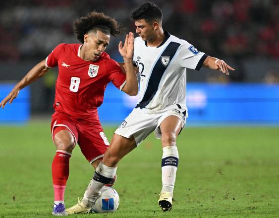AFP | El mediocampista panameño Adalberto Carrasquilla (i) en un partido ante la selección de Guatemala.