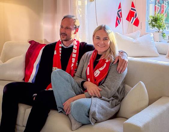 La princesa heredera Mette-Marit de Noruega (derecha).