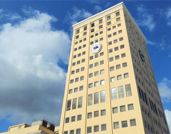 ML | Edificio donde se encuentra la Casa matriz de la Caja de Ahorros. Este está ubicado en la Vía España.