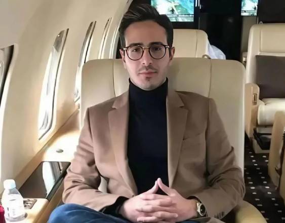 ML | El israelí Simon Leviev, un hombre acusado de estafar mujeres en apps de citas.