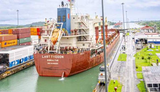 ML | Un barco transita por el Canal de Panamá, una de las vías acuáticas más importantes del mundo.