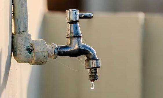 Pixabay | Una gota de agua saliendo de un grifo.