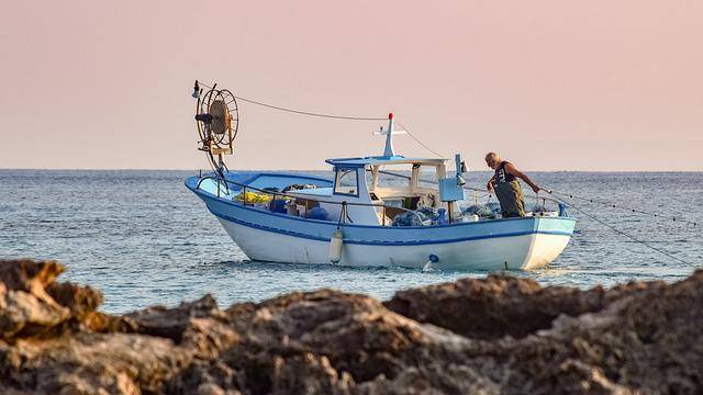Pixabay | Un pescador artesanal sale en su embarcación para buscar especies marinas.