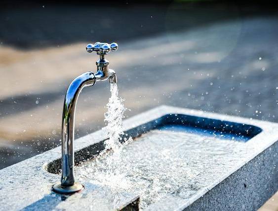 Pixabay | Agua sale de un grifo.