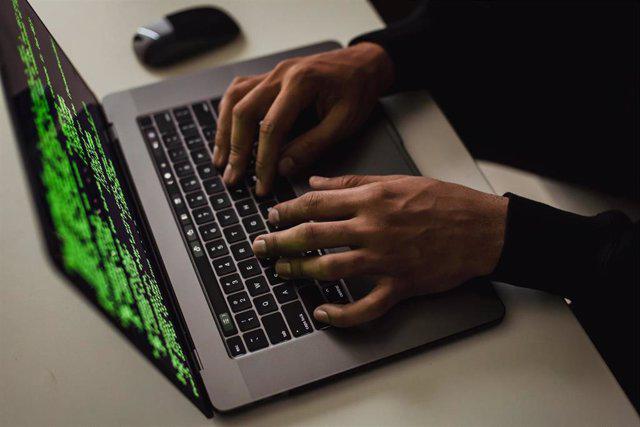 Identifican un nuevo ‘malware’ en MacOS capaz de robar archivos haciéndose pasar por una actualización de Visual Studio