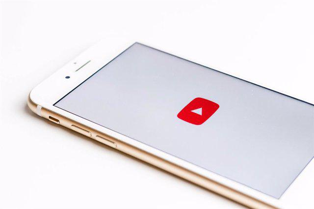 Unsplash | Interfaz de inicio de YouTube en un ‘smartphone’.