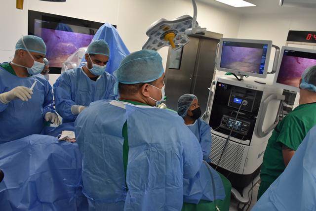 ML | Cirugía robótica en instalación médica pública.