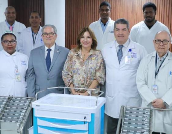ML | Primera Dama dona equipos médicos a la Sala de Salud.