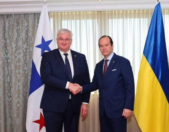 ML | El ministro de Relaciones Exteriores de Panamá, Javier Martínez-Acha Vázquez, y su homólogo de Ucrania, Andrii Sybiha.