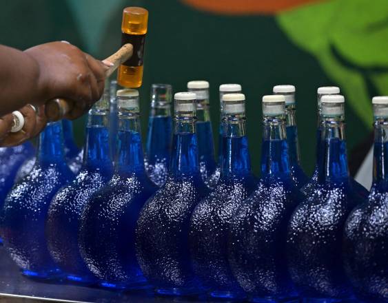 AFP | Botellas de licor.