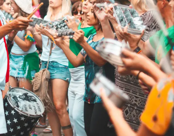 PEXELS | Una agrupación tocando en Carnaval.