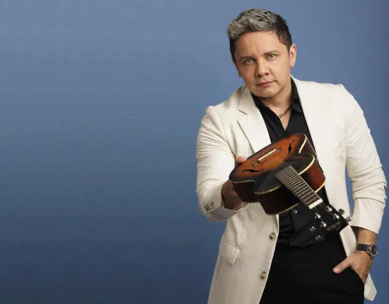 Cortesía | El artista Richard González es reconocido por su energía en escena, elegancia musical y una propuesta que conecta tradición tropical con sonidos modernos.