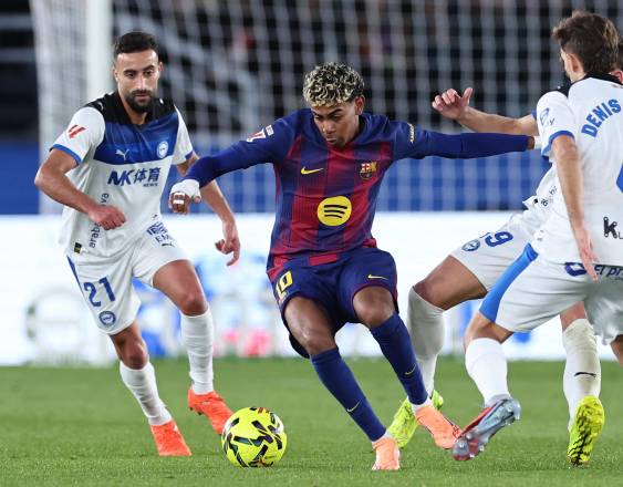 AFP | El delantero del Barcelona, Lamine Yamal (c) ante defensores del Alavés.