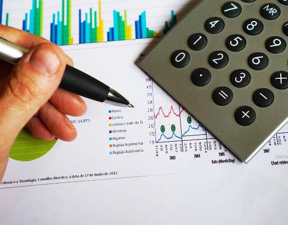 PIXABAY | Una persona escribiendo sobre una hoja y analizando los datos que se muestran.