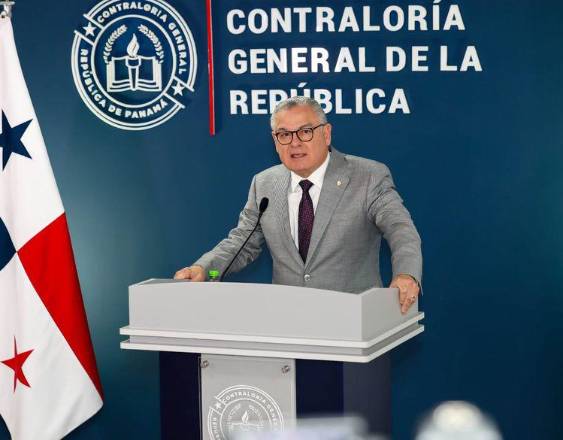 El contralor Anel Flores dona recursos propios a familias afectadas por el sismo