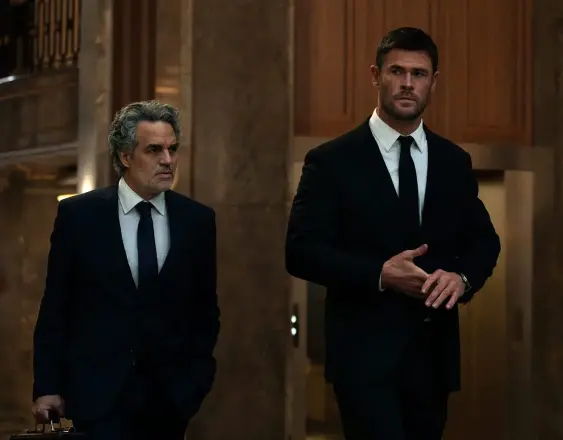 ML | El actor Chris Hemsworth le da vida a un ladrón de élite que planea su retiro.