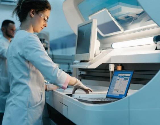 Estación de trabajo ThinkPad de Lenovo en un entorno de investigación.