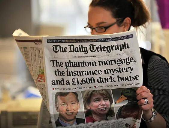 AFP | Una persona leyendo el medio británico Telegraph .