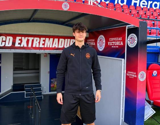 Cortesía | Juan Moltó en la cancha del estadio en Extremadura, España.