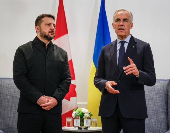 AFP | El presidente de Ucrania, Volodymyr Zelensky (i) y el primer ministro de Canadá, Mark Carney.