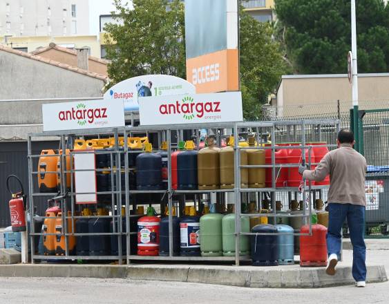 Una persona recoge una bombona de gasolina en una gasolinera de Carnon, en el sur de Francia.