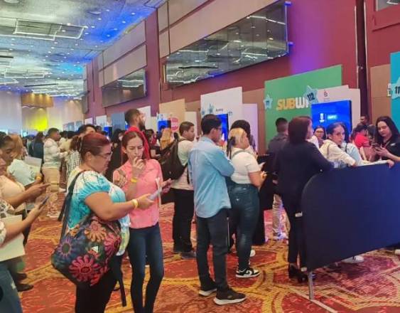 Cortesía | Asistente durante una feria de empleo de la alcaldía de Panamá.