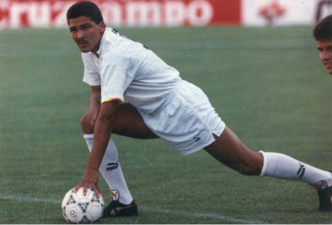 Cortesía | Rommel Fernández Gutiérrez (QEPD) en un cuadro de fútbol en España.