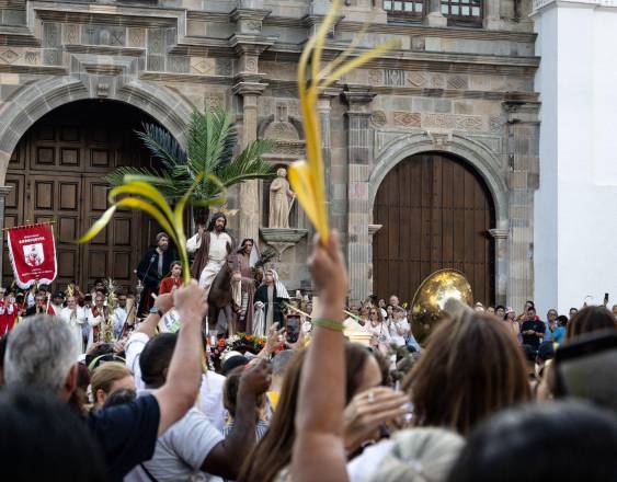 Cortesía MiCultura | Personas en la procesión del Domingo de Ramos en el Casco Antiguo de la ciudad de Panamá.
