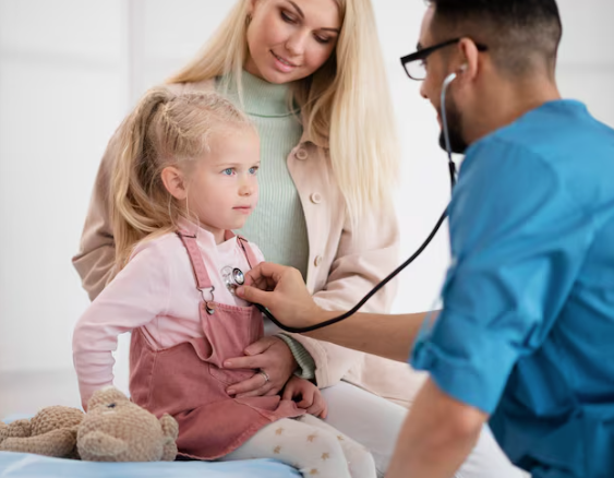 Magnific | Doctor haciendo una revisión a la niña en el consultorio.
