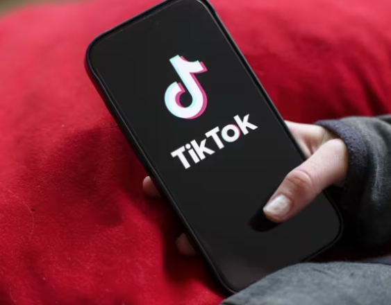 El logotipo de la app TikTok en la pantalla de un teléfono móvil.