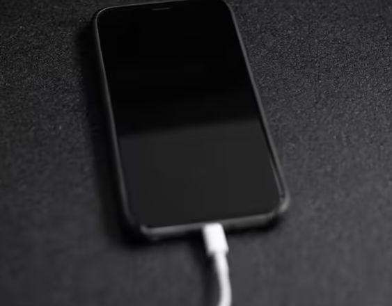 Teléfono conectado a un cargador.