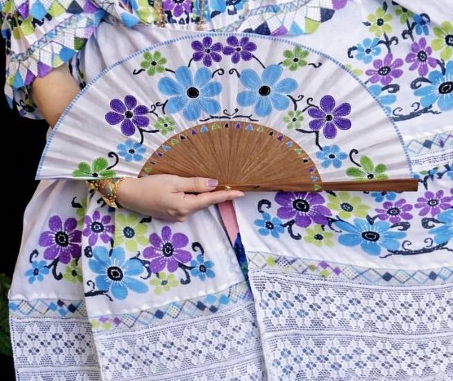 Nuria Molina, creadora de abanicos que fusionan el arte español y el panameño