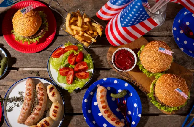 Freepik | Comida que representa a Estados Unidos: hamburguesa, chorizos, papas fritas y hot dog.