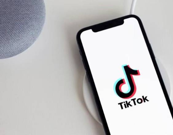 Móvil con imagen de la red social TikTok.