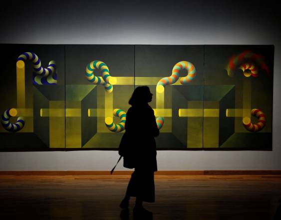 Una mujer observa la obra “Modulación 764” durante su visita a la exposición retrospectiva del artista argentino Julio Le Parc, “Le Parc, un visionario”, en el Centro Cultural Kirchner de Buenos Aires.