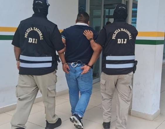 ML | Durante el traslado del sospechoso.