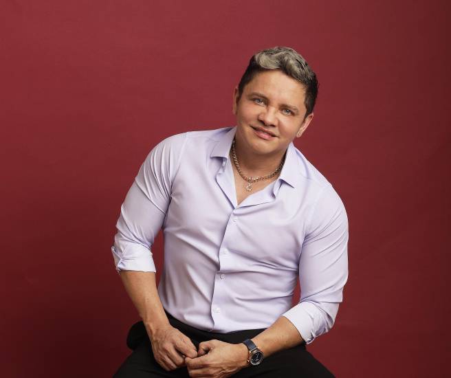 Richard González conquista con su “Salsa Peluche”