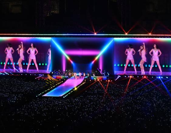 Unas 200.000 personas cantan y bailan al ritmo de Shakira.