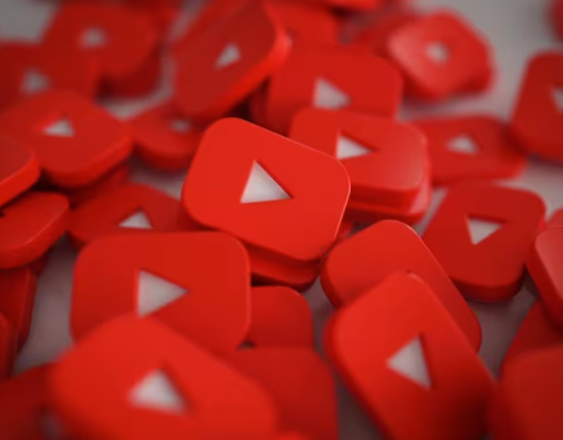 Ilustración con logos de YouTube.