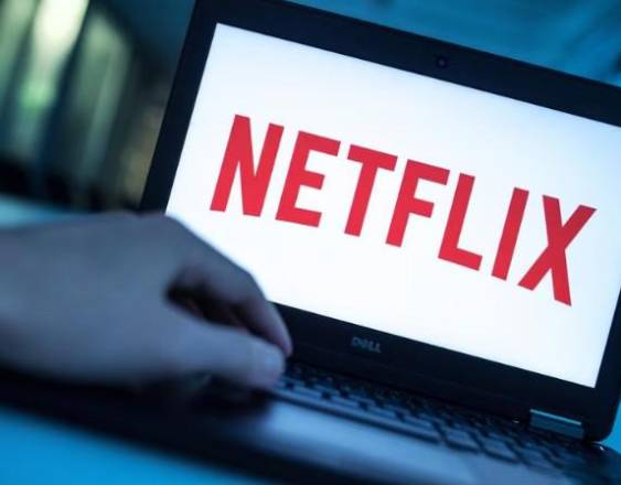 Logotipo de Netflix en la pantalla de un ordenador portátil.