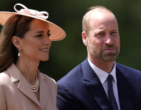 La Princesa Catalina (izq.) y el Príncipe Guillermo de Gales viajan en el carruaje Ascot Landau durante una procesión en el Castillo de Windsor.