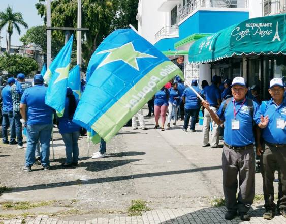 ML | Simpatizantes del Partido Popular ondean banderas frente a la sede del colectivo.