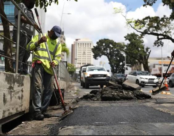 Cortesía | Personal del Ministerio de Obras Públicas reparando aceras en la Vía España.