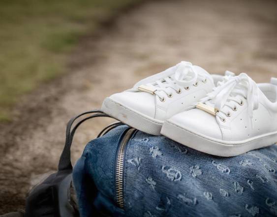 Pexel | Un par de zapatillas blancas utilizadas habitualmente por estudiantes panameños de diversas escuelas durante sus clases de educación física.