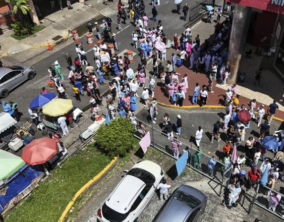 ML | Personas siendo evacuadas del Hospital del Niño.