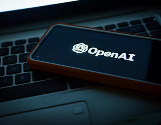 Logo de OpenAI en un móvil.