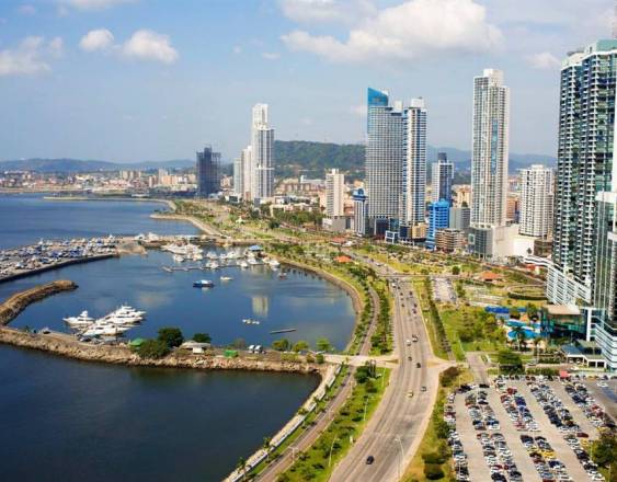 AFP | Vista panorámica de la Ciudad de Panamá donde se observa la Avenida Balboa y la Cinta Costera. También se pueden contemplar los edificios y la Bahía de Panamá.